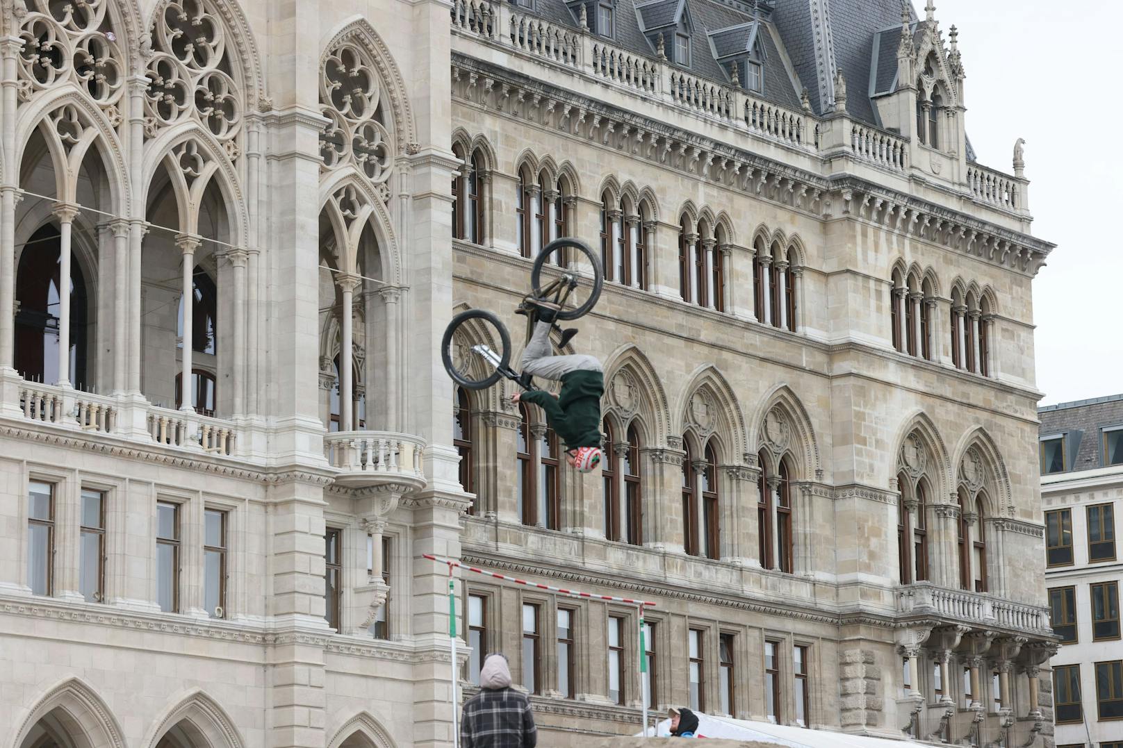 Beim Argus Bike Festival Wien 2022 ging es am Wiener Rathausplatz am Wochenende hoch hinaus.