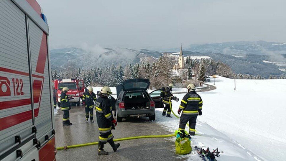Das Fahrzeug fing plötzlich zu brennen an, der Lenker wollte es noch löschen.