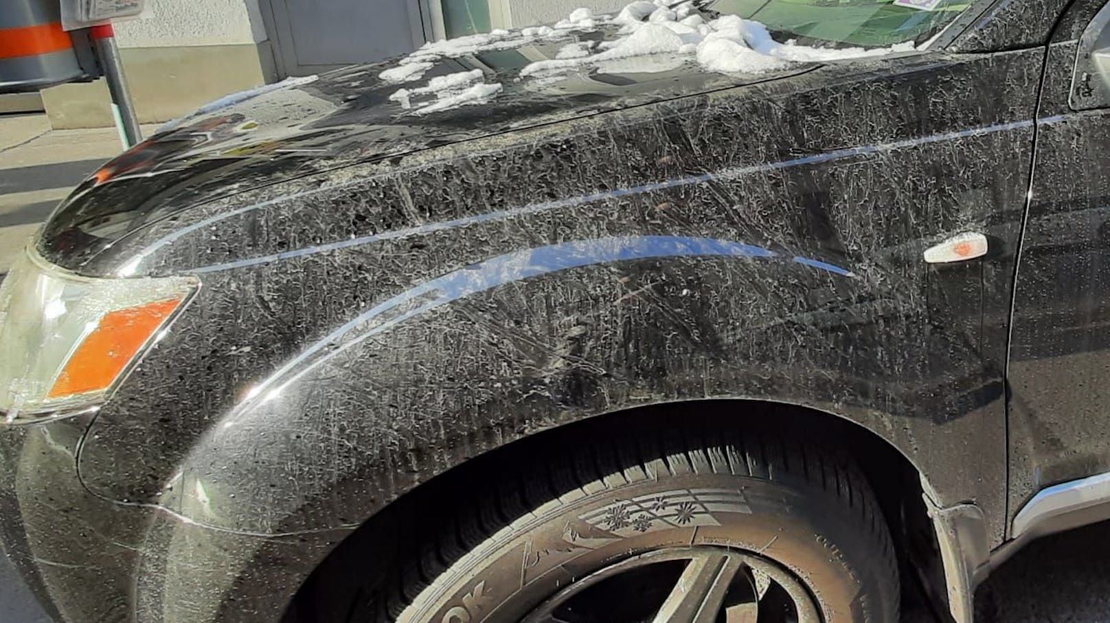 Der Schnee taut auf und hinterlässt enormen Dreck an den Autos. 