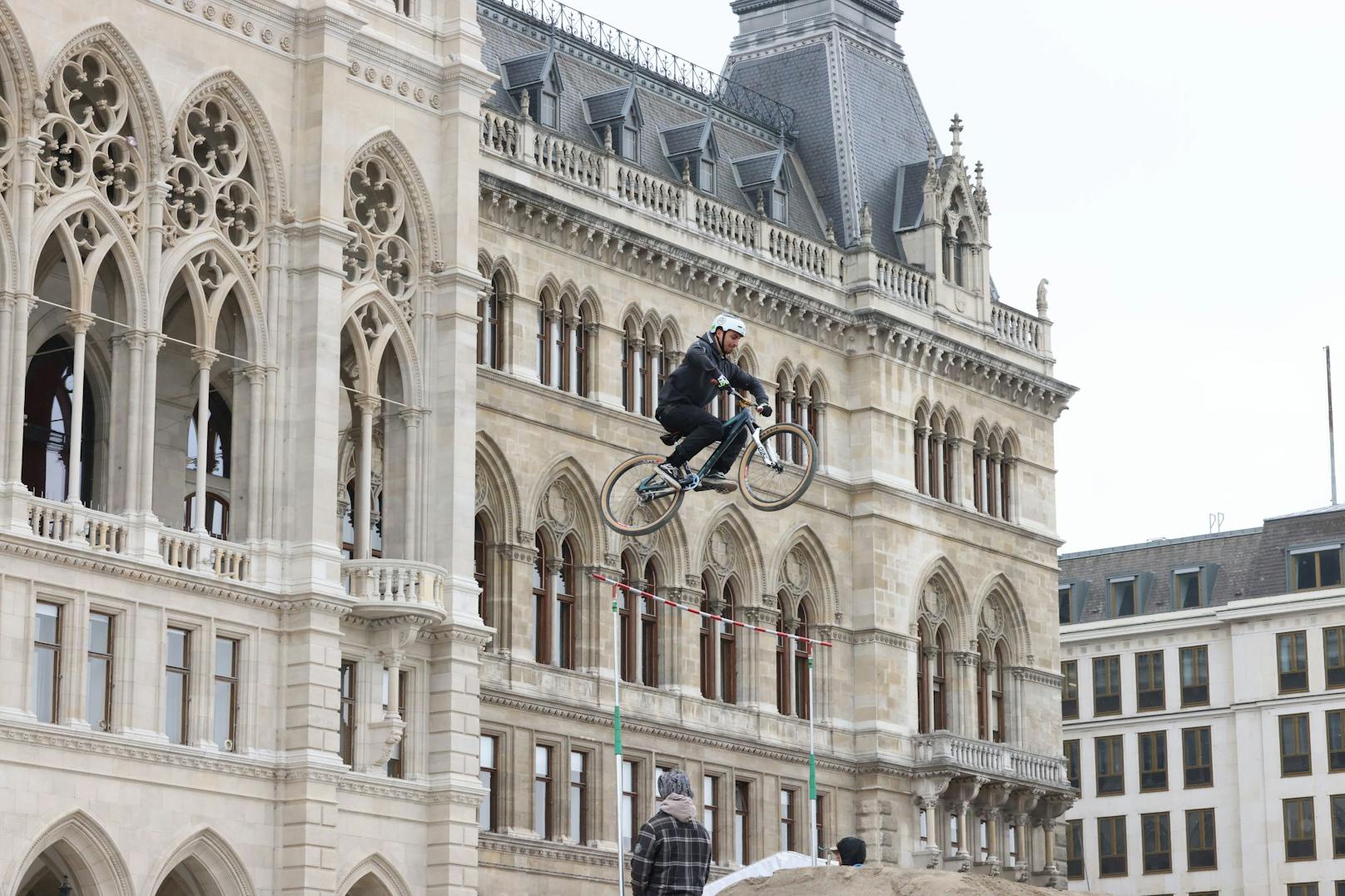 Beim Argus Bike Festival Wien 2022 ging es am Wiener Rathausplatz am Wochenende hoch hinaus.