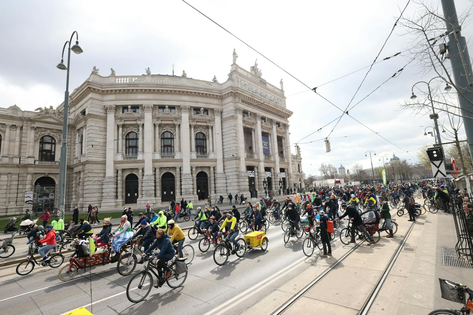 Tausende Radler strampelten am Sonntag über den Ring in der Wiener Innenstadt.