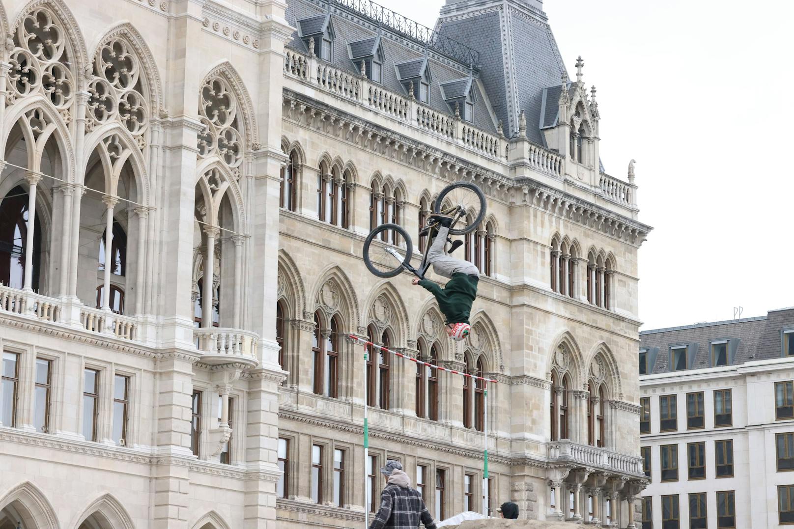 Beim Argus Bike Festival Wien 2022 ging es am Wiener Rathausplatz am Wochenende hoch hinaus.