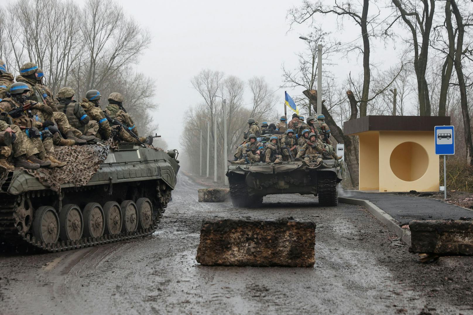 Nach dem Rückzug der russischen Besatzer stoßen ukrainische Truppen weiter in den Norden des Landes vor. Dort werden sie von der Bevölkerung jubelnd empfangen. (3. April 2022)