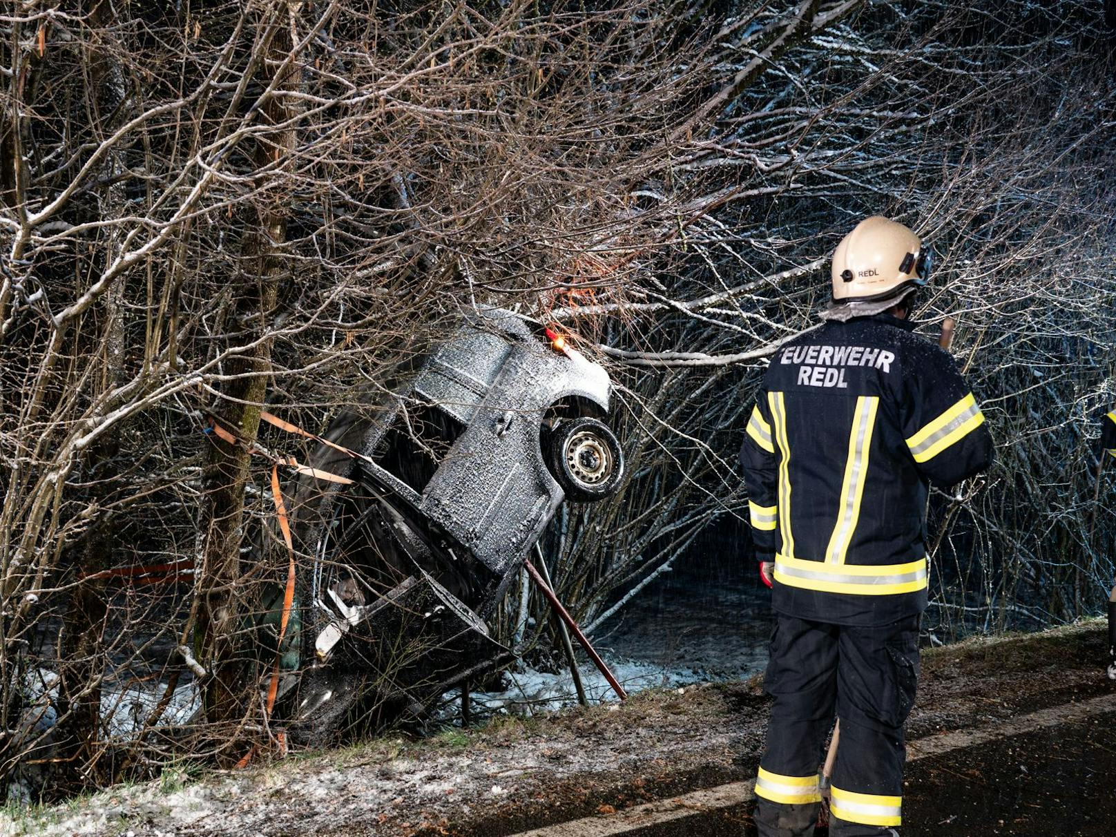 Der 25-Jährige kam mit dem Auto von der Straße ab.