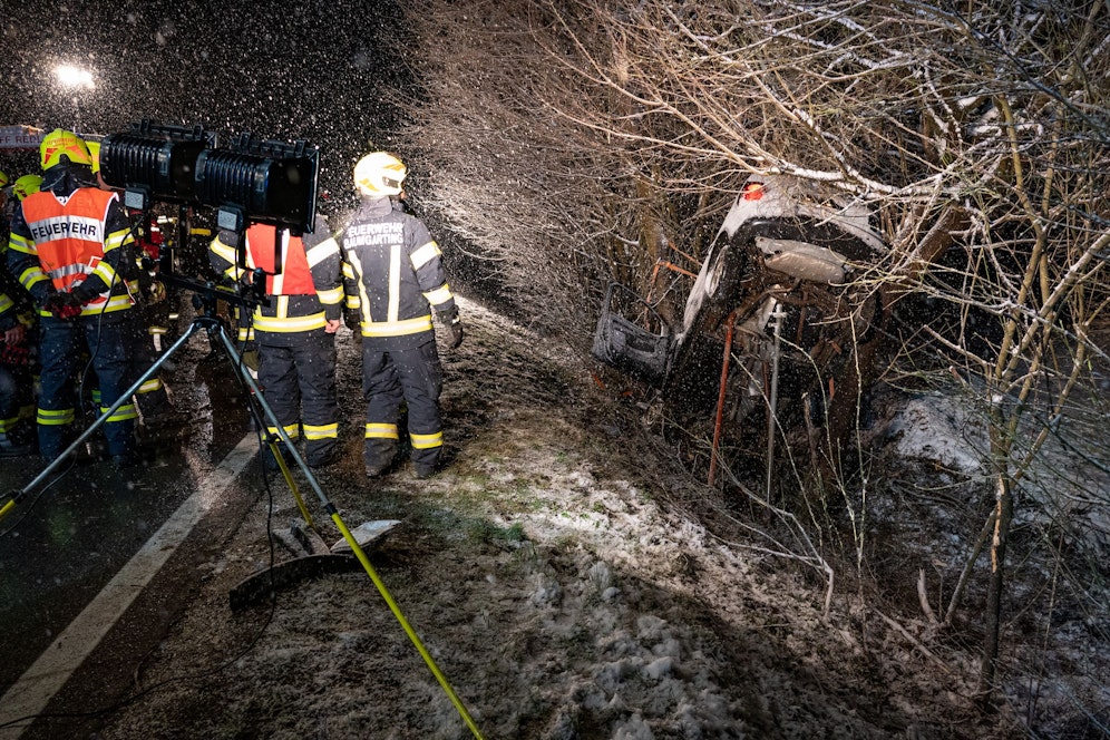 Ein Auto blieb in einem Baum hängen. der 25-Jährige konnte sich selber befreien