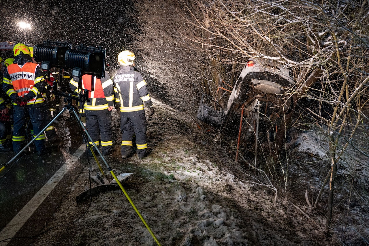 Heute.at - Auto landet nach Crash im Baum, 25-Jähriger verletzt