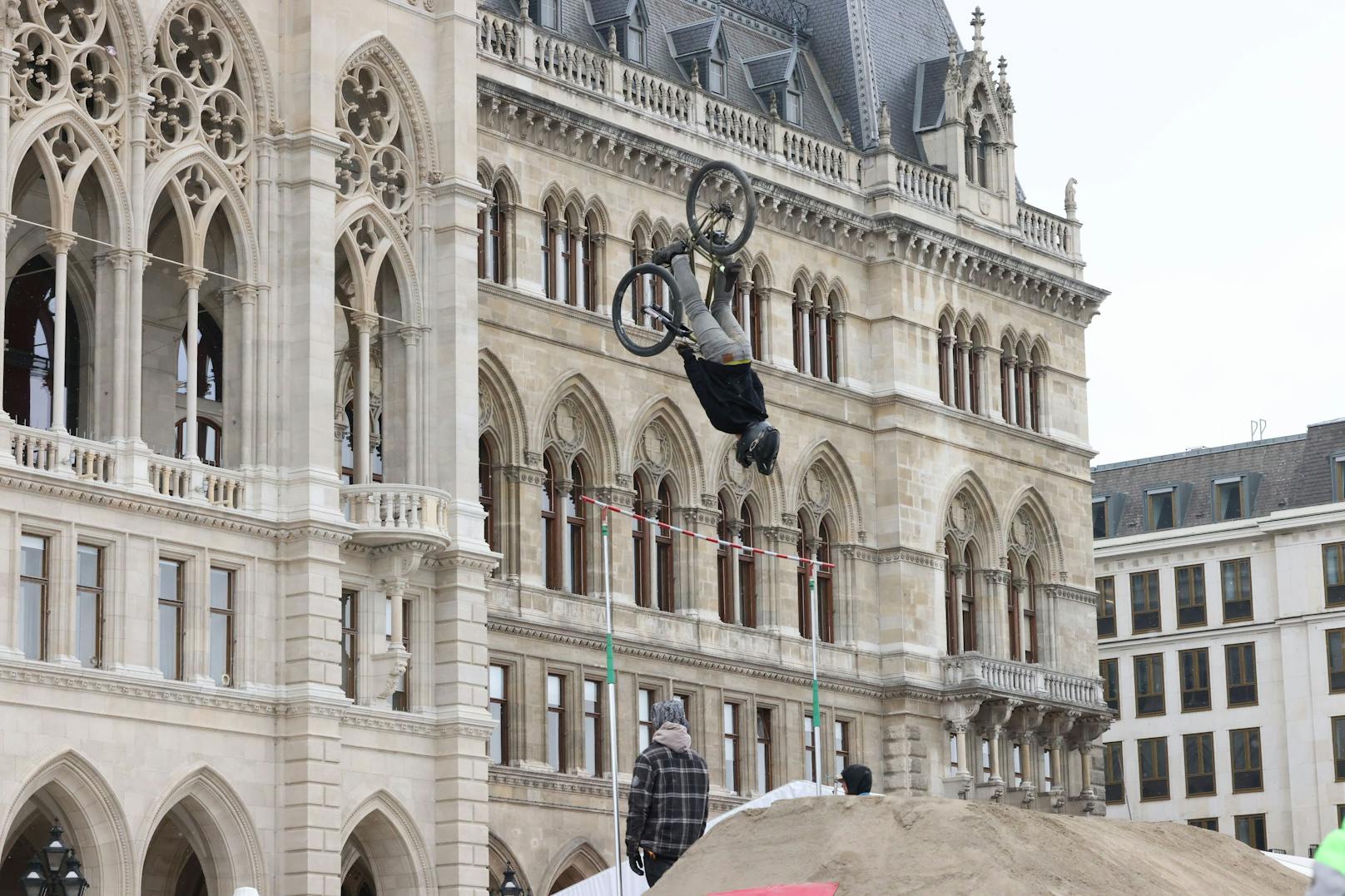 Beim Argus Bike Festival Wien 2022 ging es am Wiener Rathausplatz am Wochenende hoch hinaus.