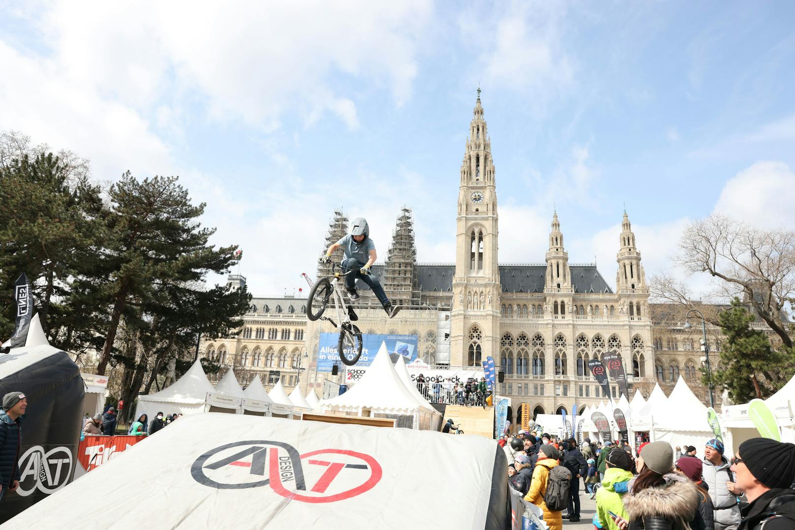 Beim Argus Bike Festival Wien 2022 ging es am Wiener Rathausplatz am Wochenende hoch hinaus.