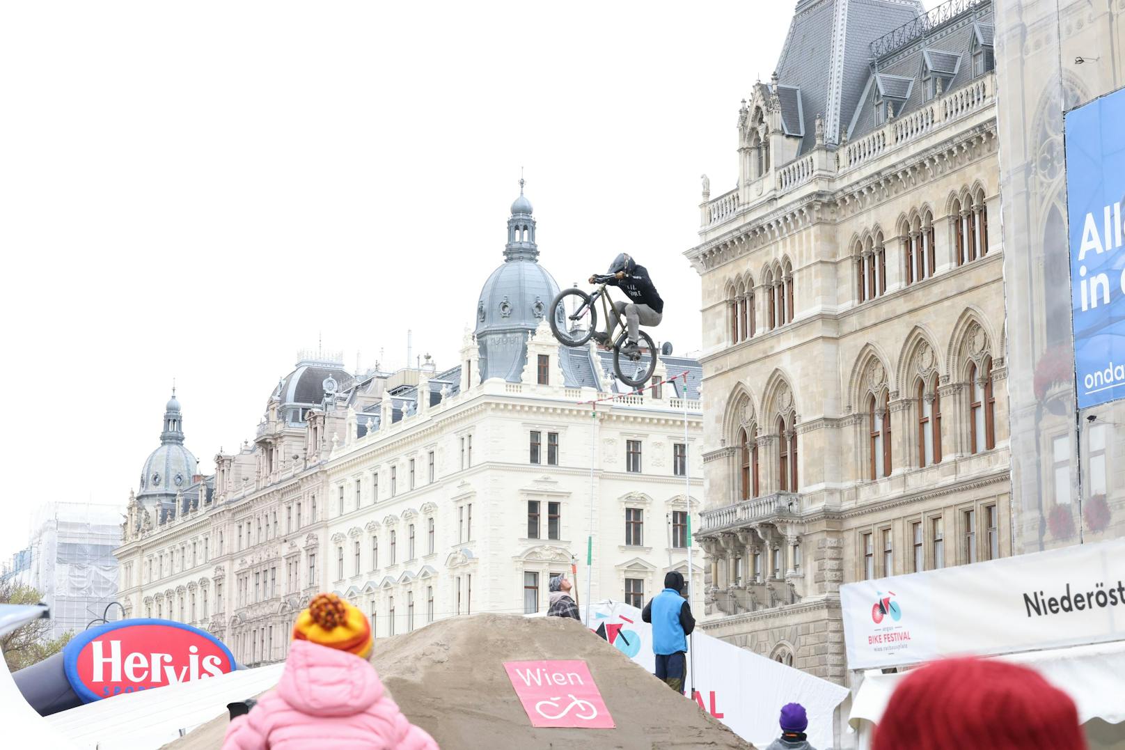 Beim Argus Bike Festival Wien 2022 ging es am Wiener Rathausplatz am Wochenende hoch hinaus.