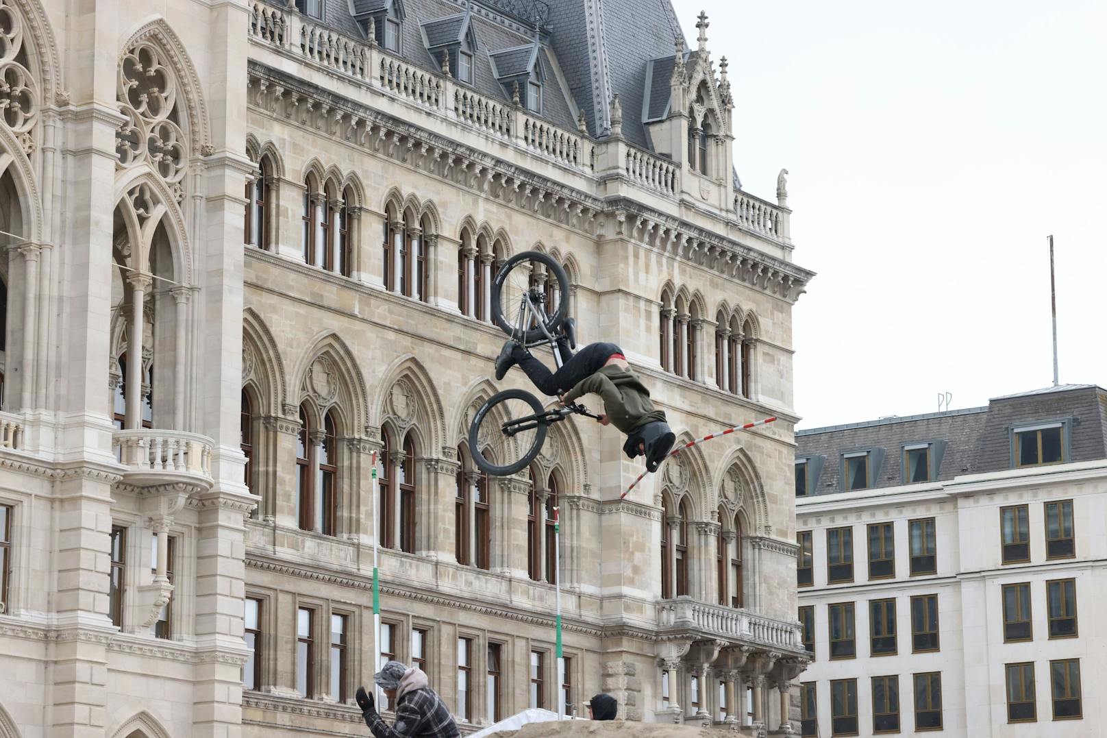 Beim Argus Bike Festival Wien 2022 ging es am Wiener Rathausplatz am Wochenende hoch hinaus.