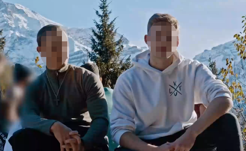 Die Antifa macht online die Identitäten der rechtsextremistischen Mitglieder der 