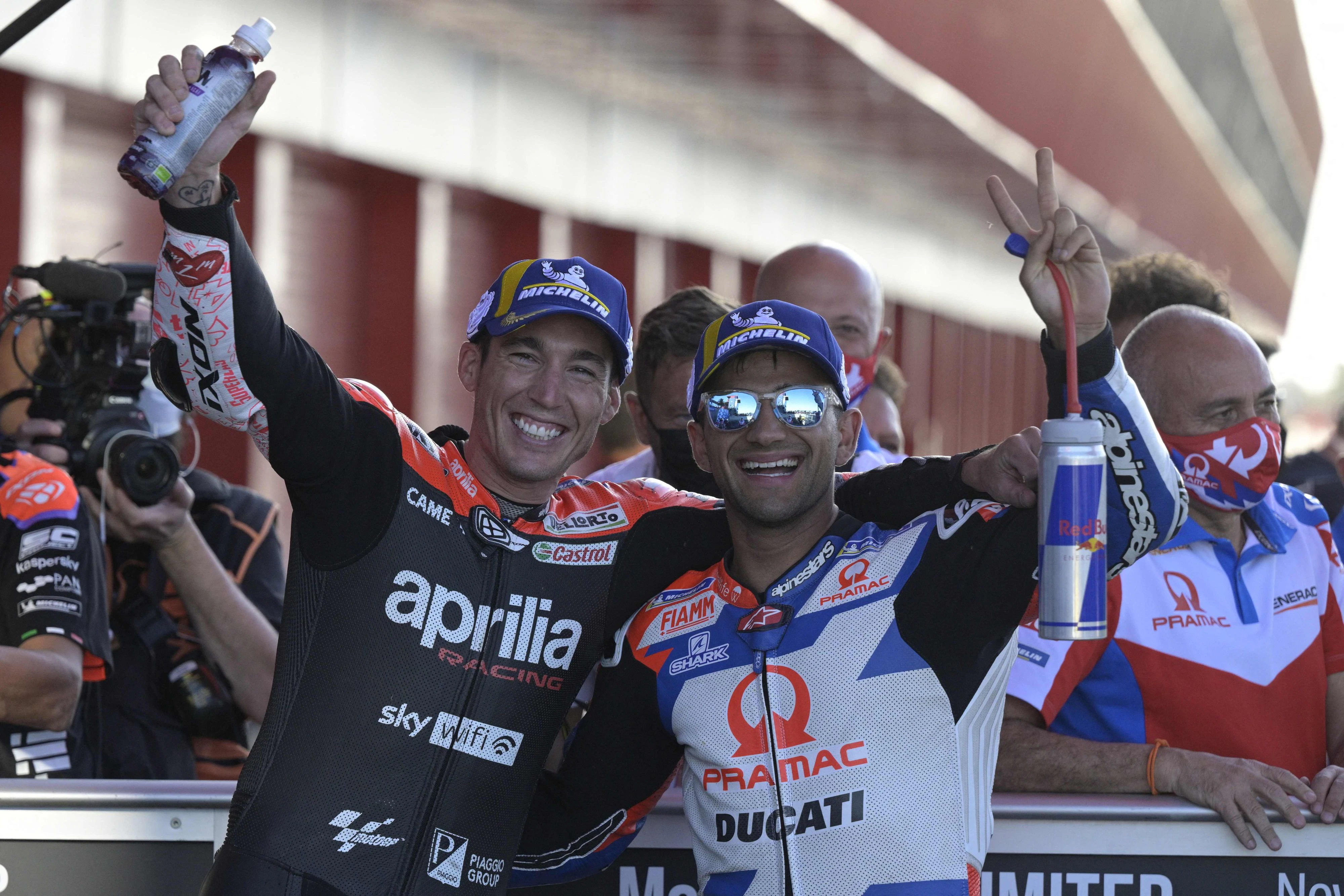 Aleix Espargaro jubelt mit seinem spanischen Landsmann Jorge Martin.