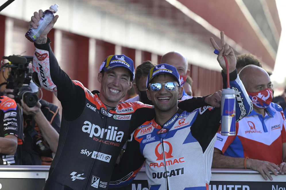 Aleix Espargaro jubelt mit seinem spanischen Landsmann Jorge Martin.