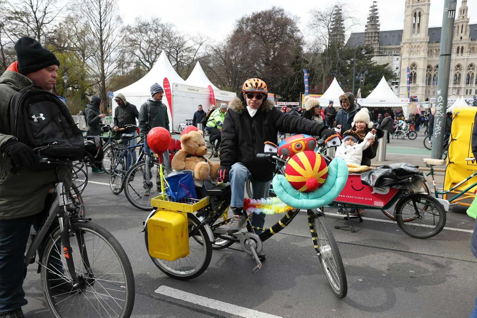 Tausende Radler strampelten am Sonntag über den Ring in der Wiener Innenstadt.