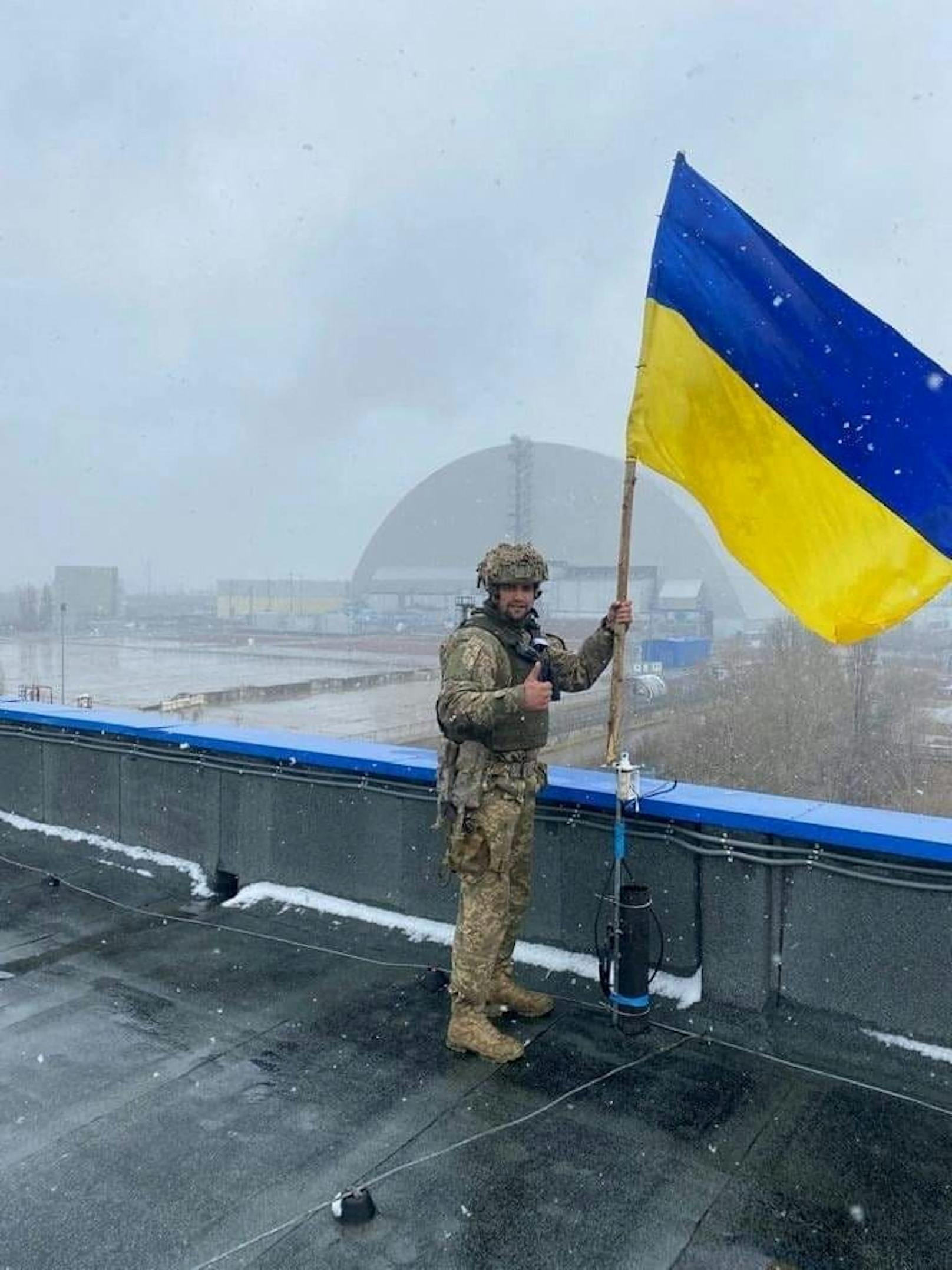 Nach dem Rückzug der russischen Besatzer stoßen ukrainische Truppen weiter in den Norden des Landes vor. Dort werden sie von der Bevölkerung jubelnd empfangen. (3. April 2022)