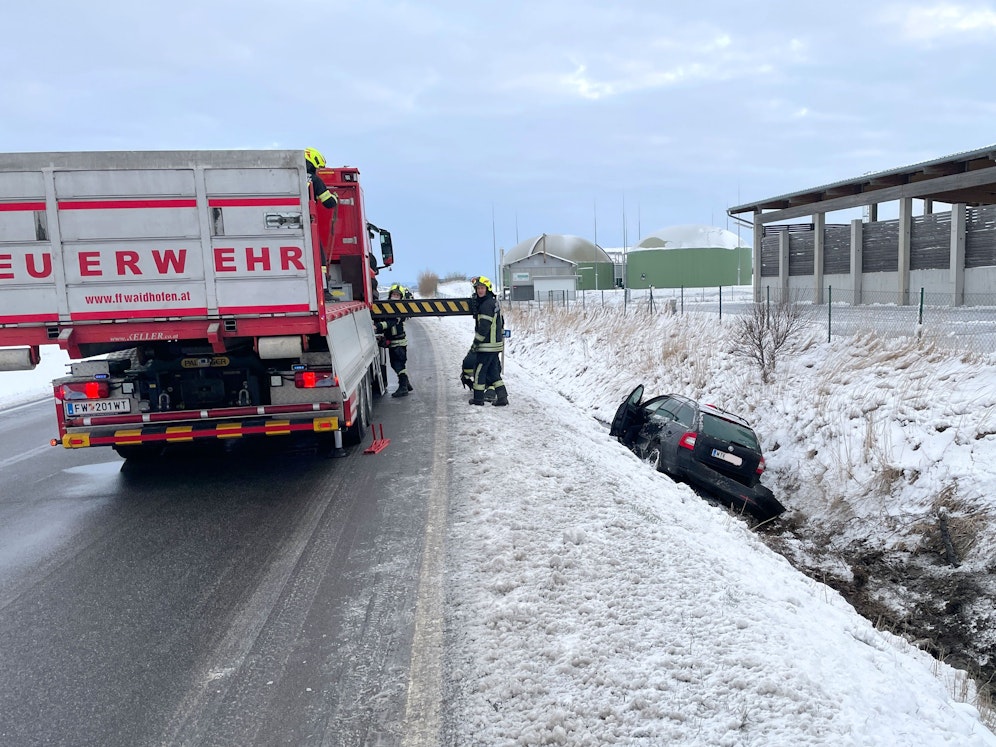 Zwei junge Männer waren in einem Skoda Oktavia auf der Bundesstraße 36 von Waidhofen/Thaya Richtung Thaya unterwegs, rutschten von der Straße. 