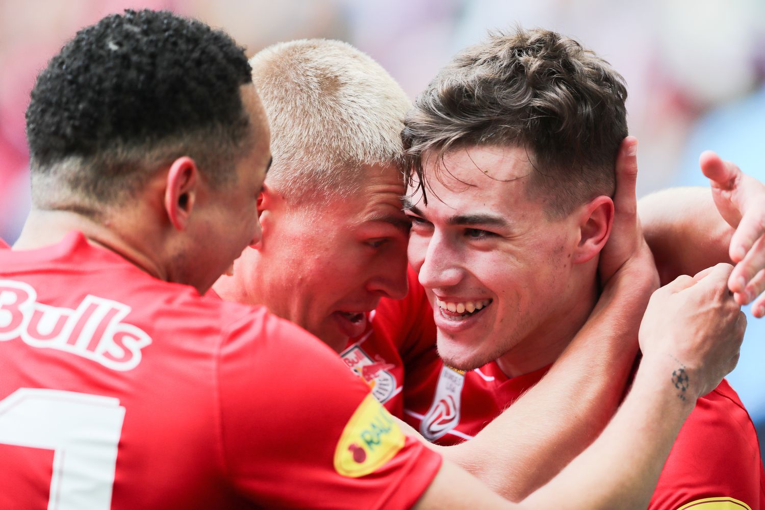 Luka Sucic bringt die Bullen in der 17. Minute mit einem Weitschuss in Führung.