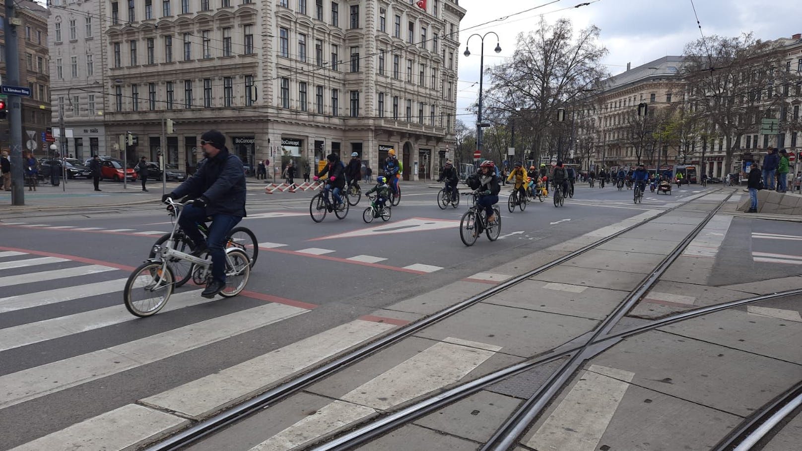 Tausende klimafreundliche Radfahrer ließen für eine Parade die Ringstraße sperren.