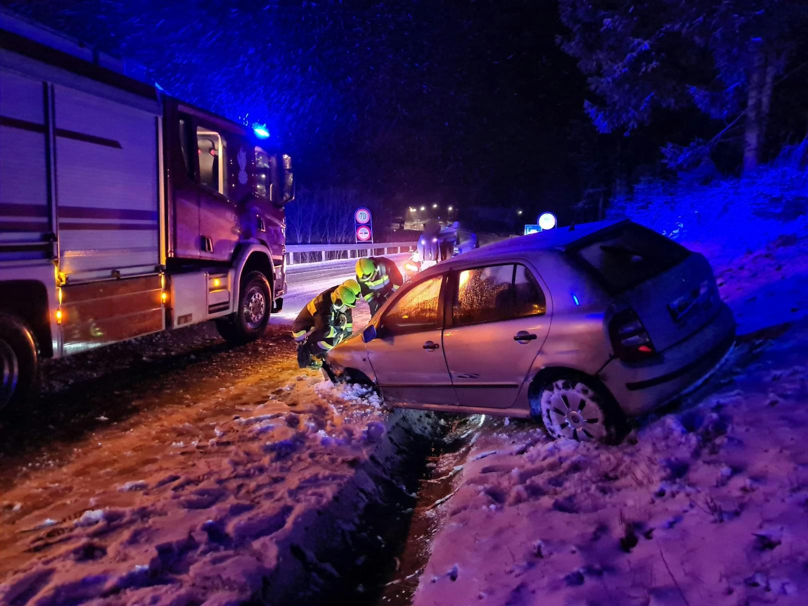Schnee sorgt für Chaos und Unfälle auf den Straßen