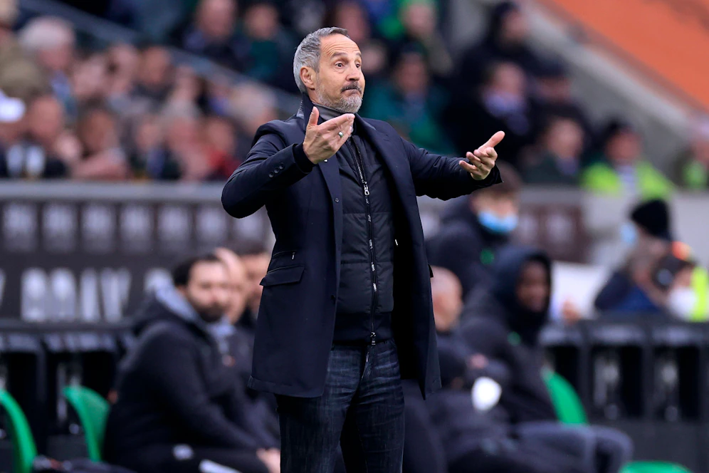 Gladbach-Trainer Adi Hütter ärgert sich über zwei vergebene Punkte.