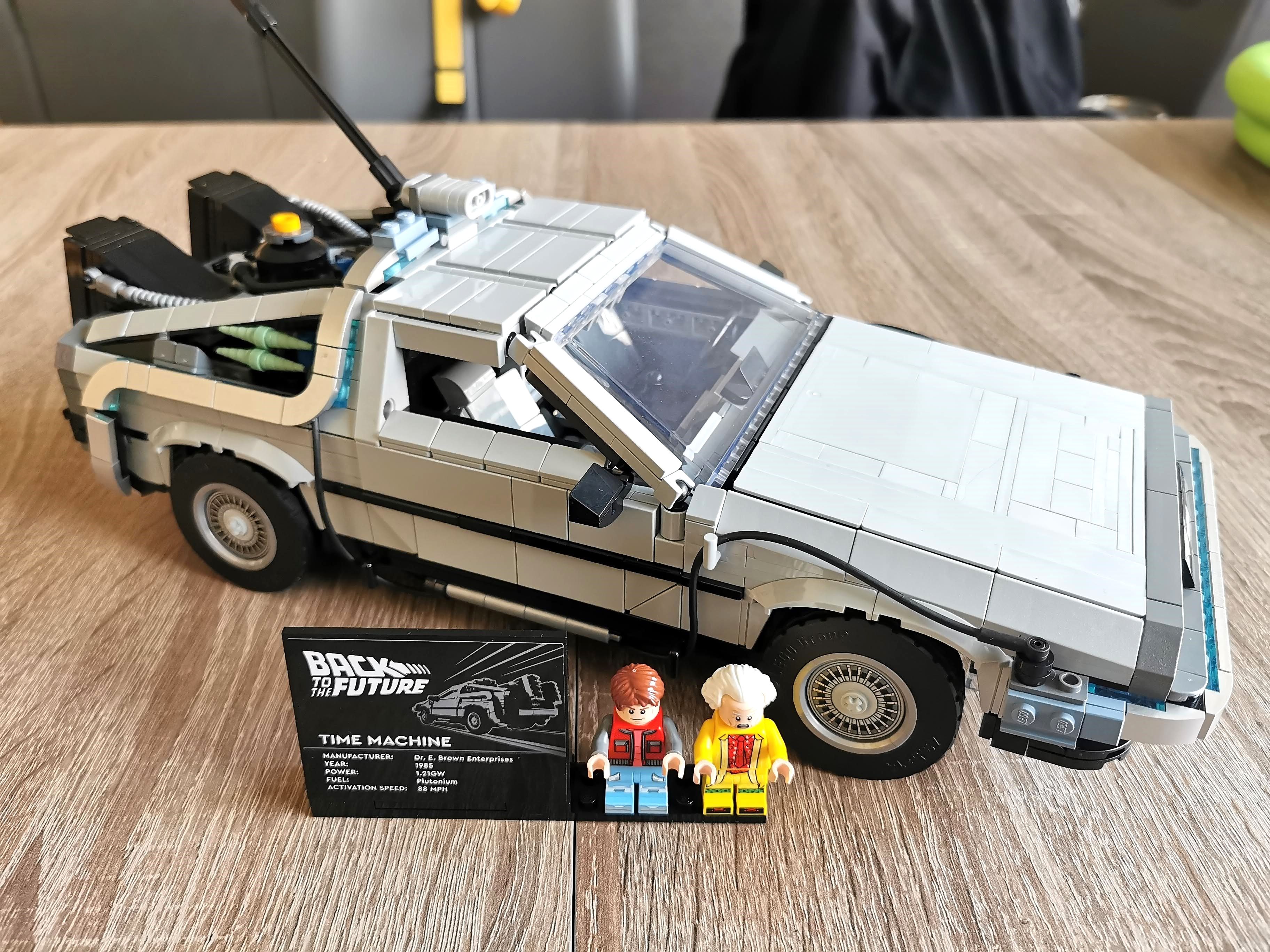 Ein Kult-Modell und ein absoluter Bau-Spaß zu bauen: LEGO Die Zeitmaschine aus Zurück in die Zukunft.