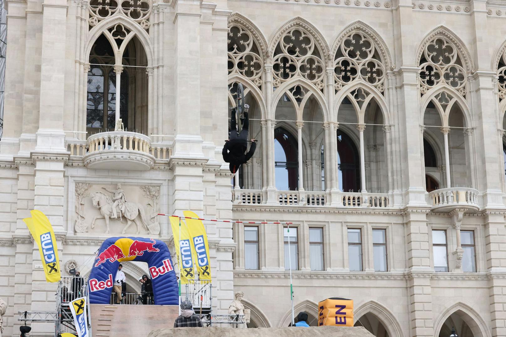 Beim Argus Bike Festival Wien 2022 ging es am Wiener Rathausplatz am Wochenende hoch hinaus.