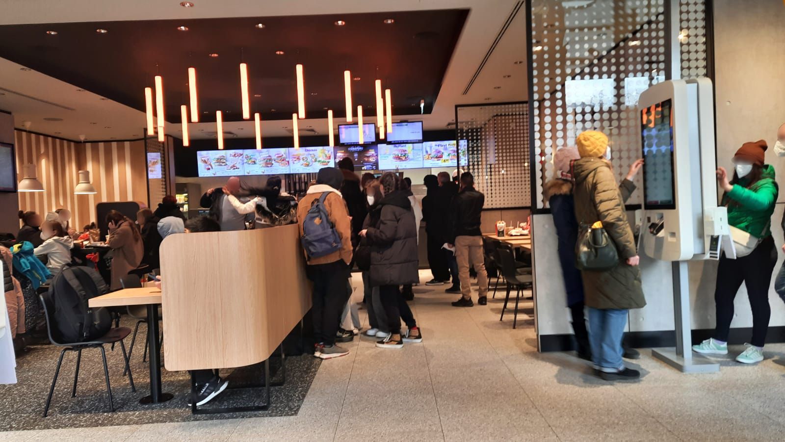 Riesige Warteschlange beim Mäci