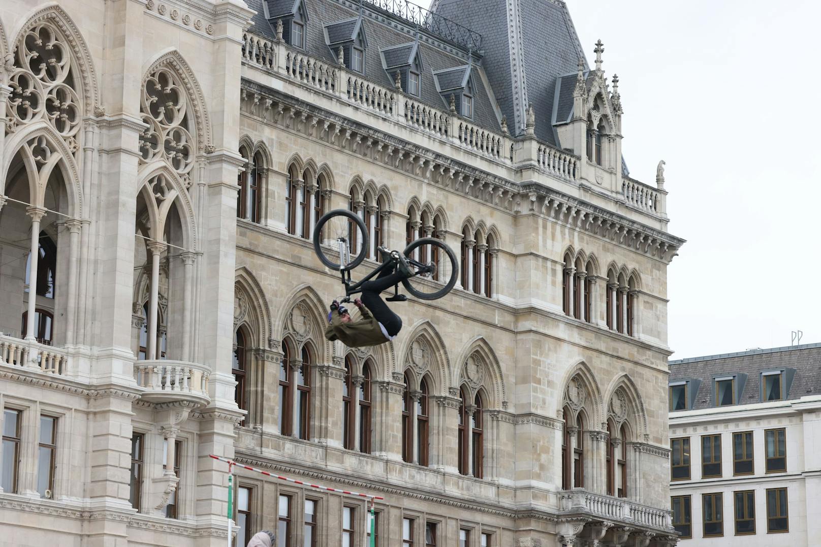 Beim Argus Bike Festival Wien 2022 ging es am Wiener Rathausplatz am Wochenende hoch hinaus.