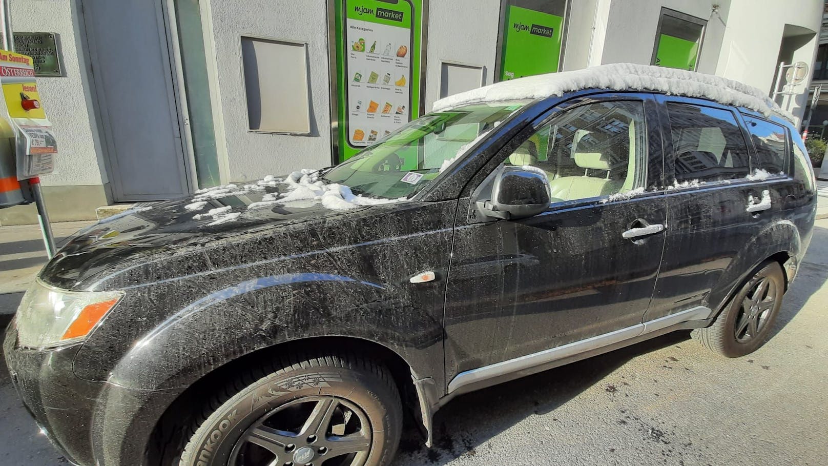 Der Schnee taut auf und hinterlässt enormen Dreck an den Autos. 