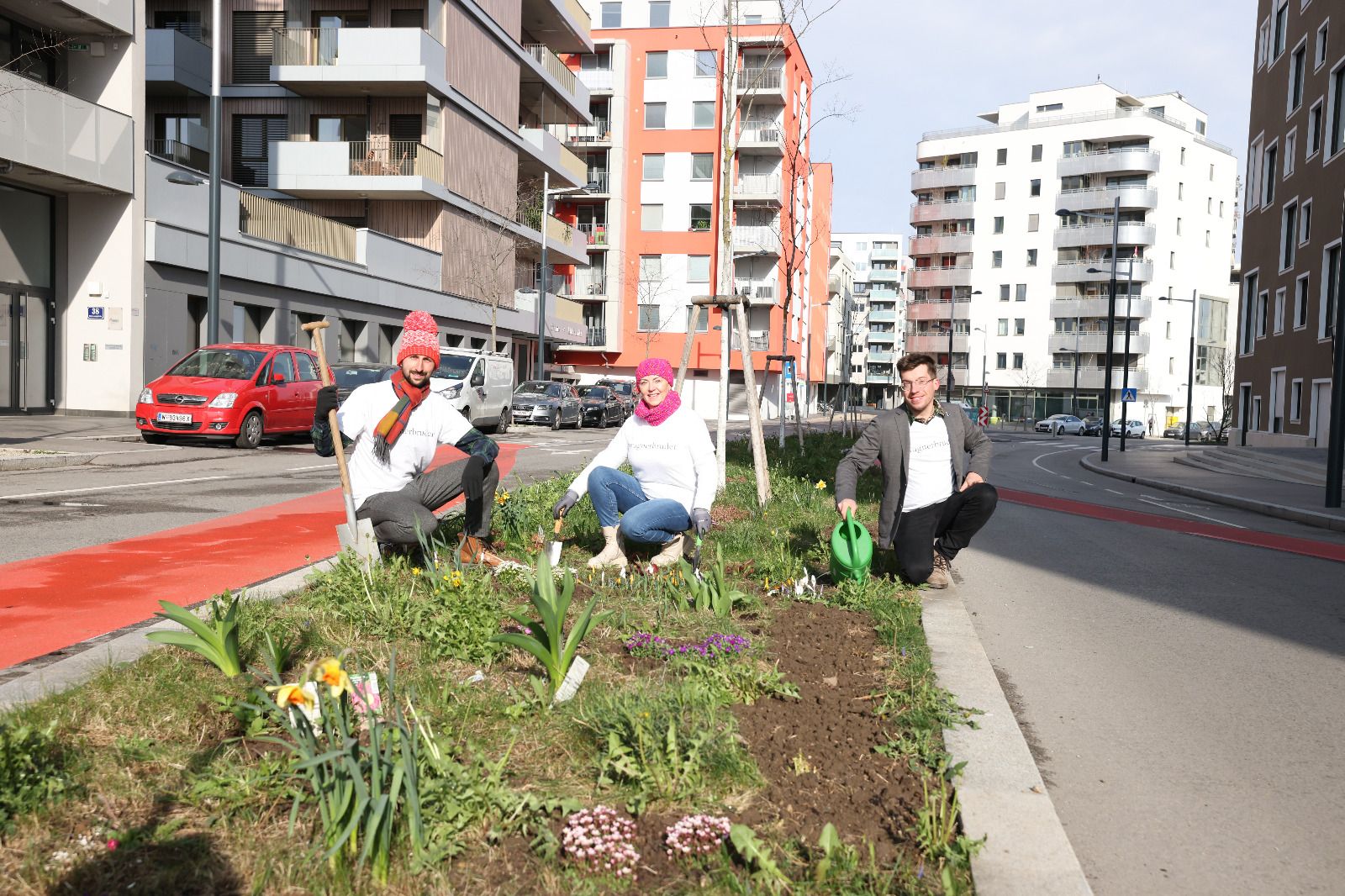Thomas, Markiefka, Marta Frak und Marciej Marszalek: Als Wagner Brüder kümmern sie sich um verwilderte Verkehrsinseln und pflanzen hunderte Blumen.