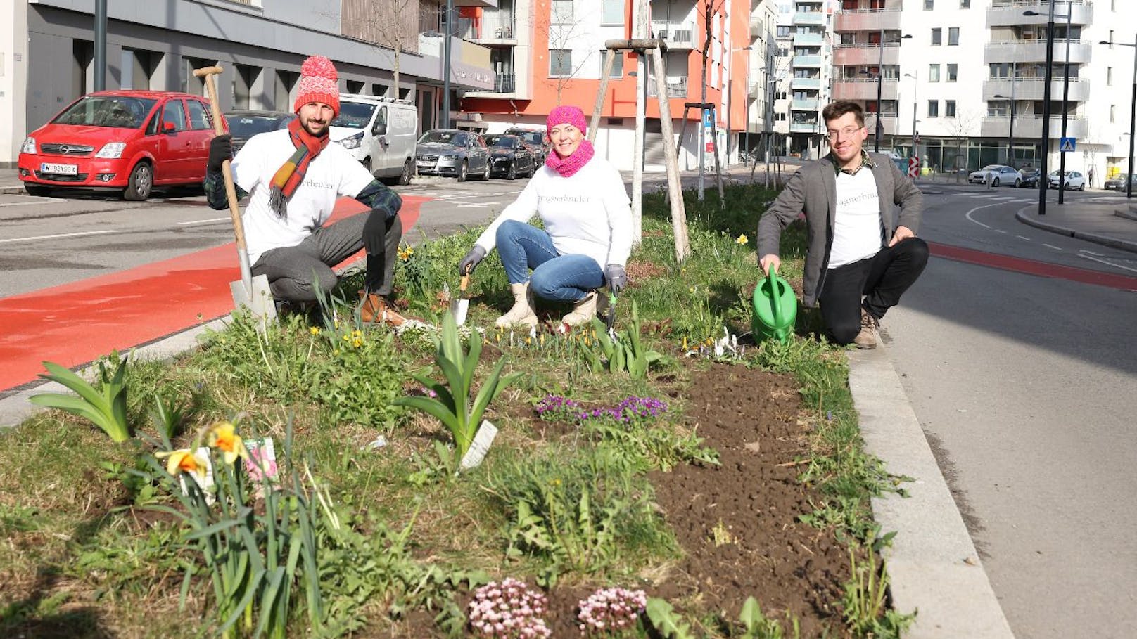 Thomas, Markiefka, Marta Frak und Marciej Marszalek: Als Wagner Brüder kümmern sie sich um verwilderte Verkehrsinseln und pflanzen hunderte Blumen.