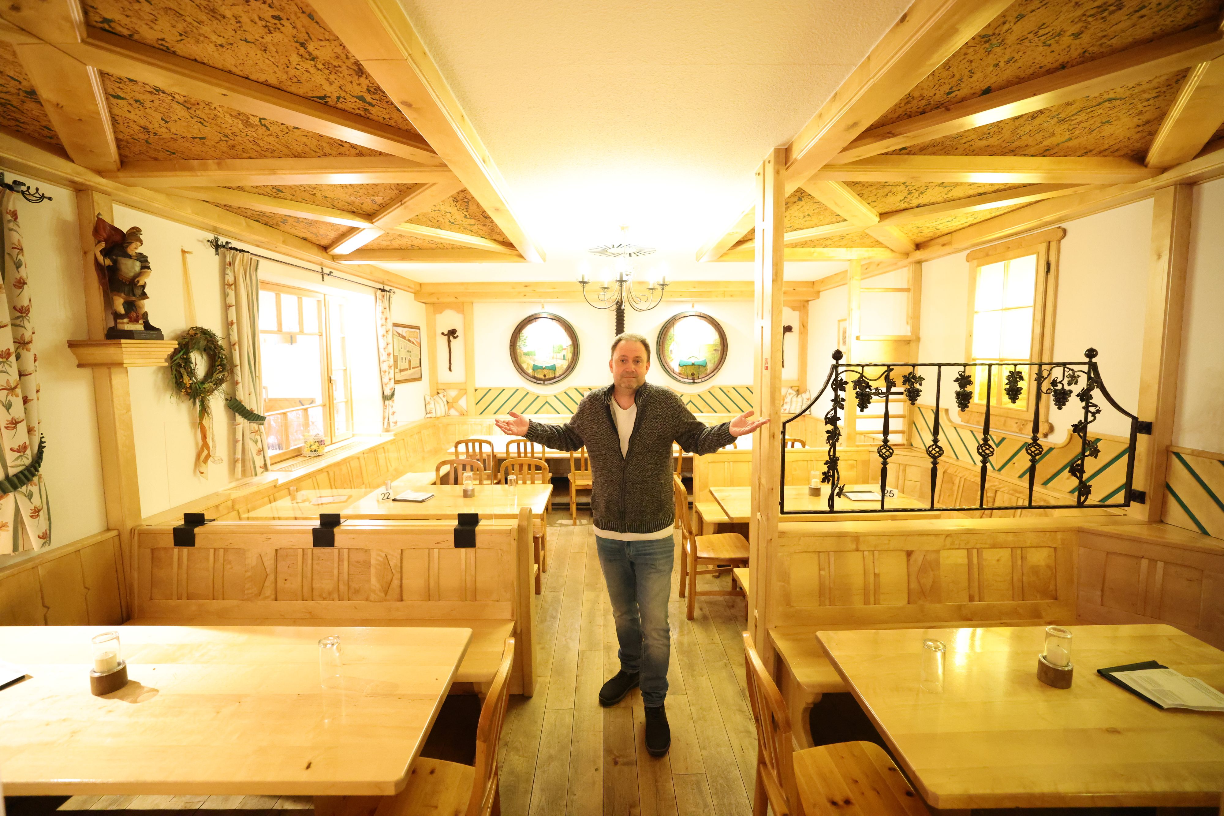 Der Floridsdorfer Heurigenwirt Richard Lentner leidet unter der neuen Kurzparkzone. Er habe rund ein Drittel weniger Gäste.