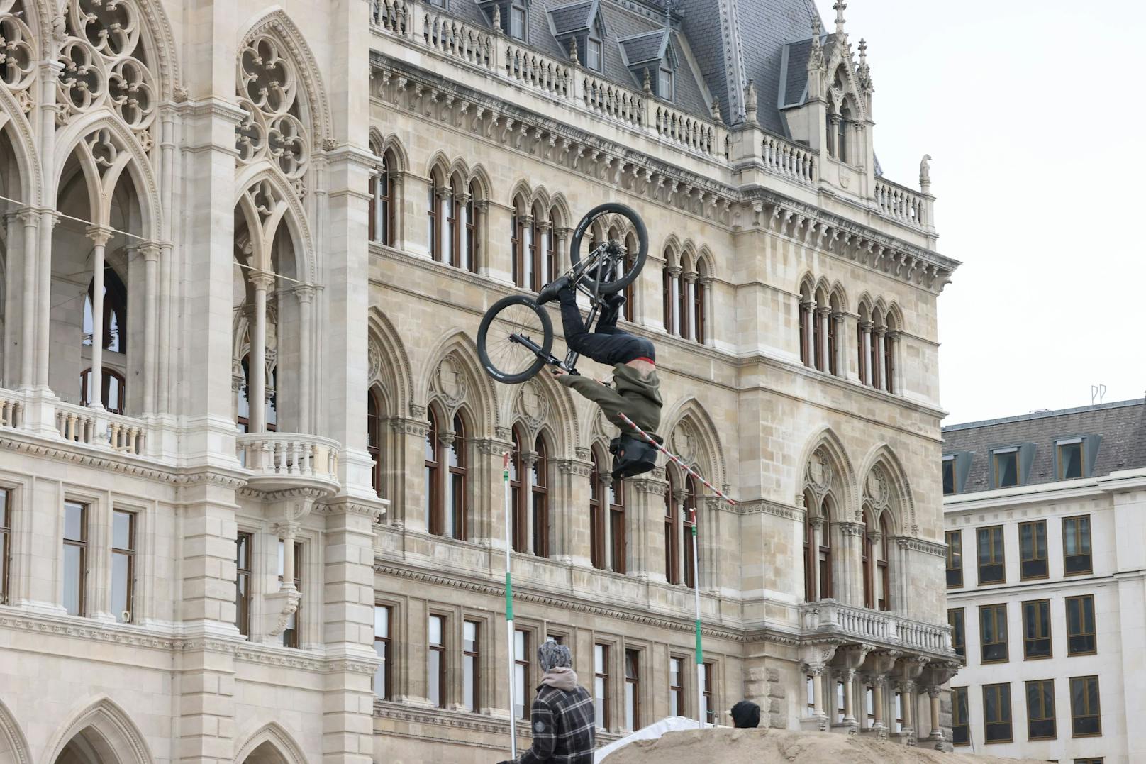 Beim Argus Bike Festival Wien 2022 ging es am Wiener Rathausplatz am Wochenende hoch hinaus.