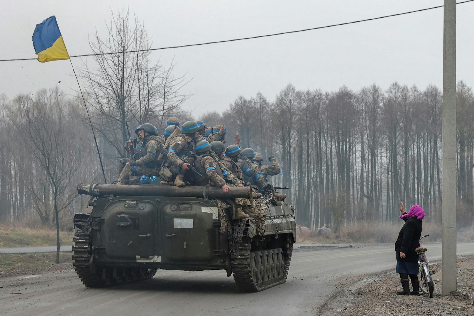 Nach dem Rückzug der russischen Besatzer stoßen ukrainische Truppen weiter in den Norden des Landes vor. Dort werden sie von der Bevölkerung jubelnd empfangen. (3. April 2022)     