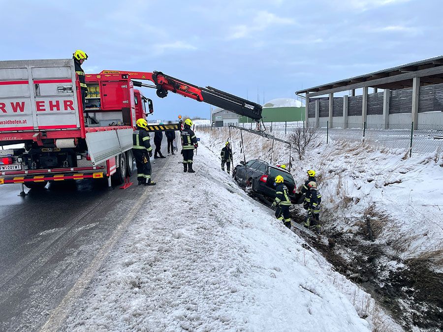Der Lenker landete im Graben.
