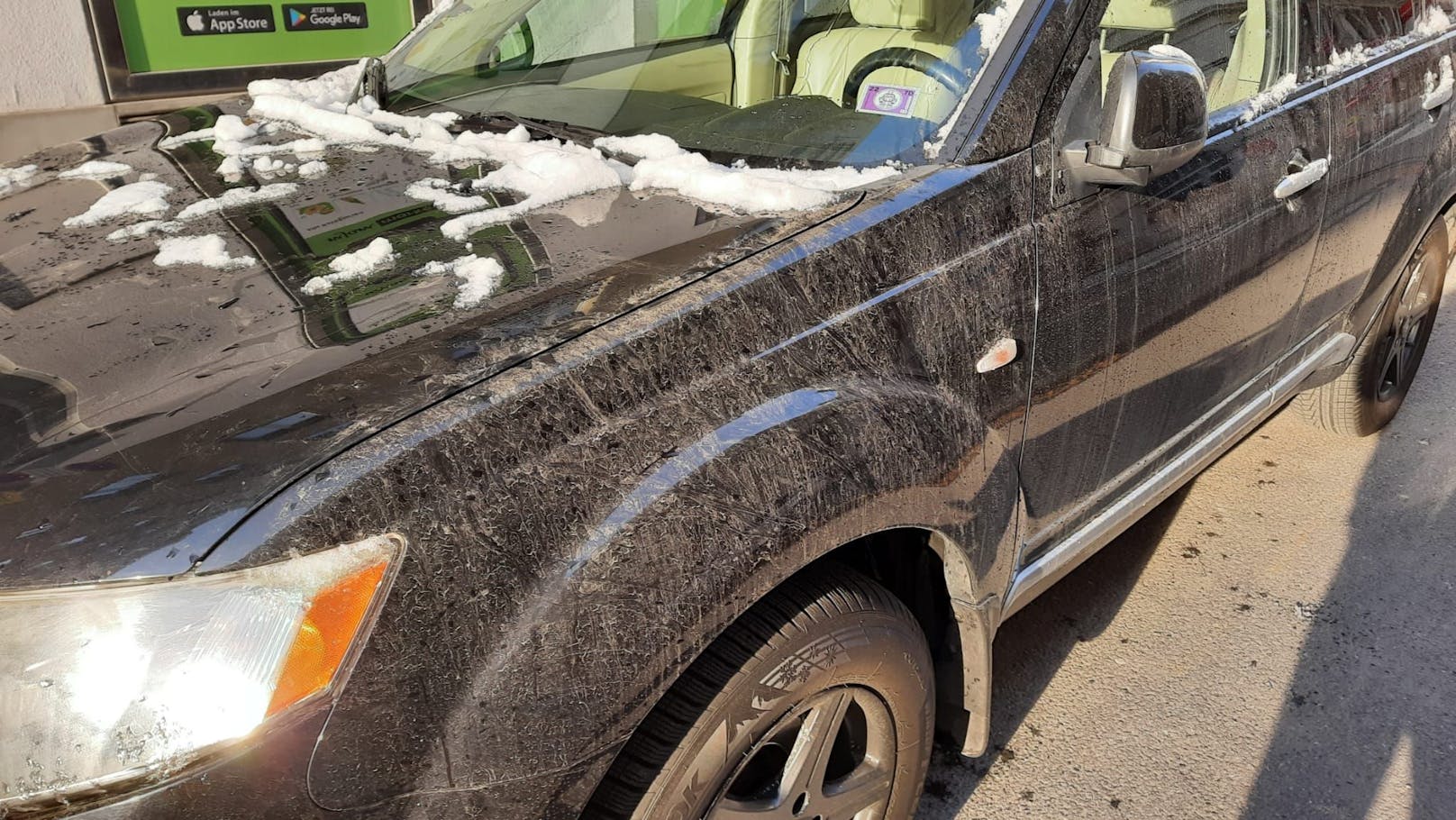 Der Schnee taut auf und hinterlässt enormen Dreck an den Autos. 