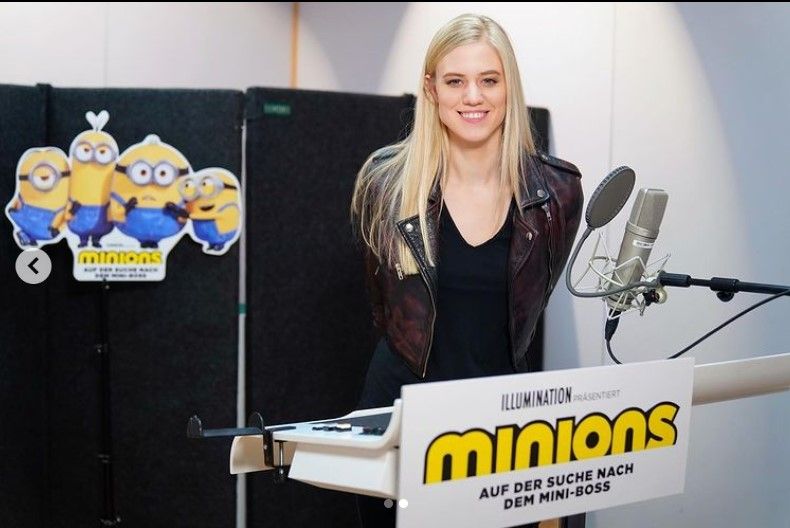 Model und Mimin Larissa Marolt spricht bei den Minions.