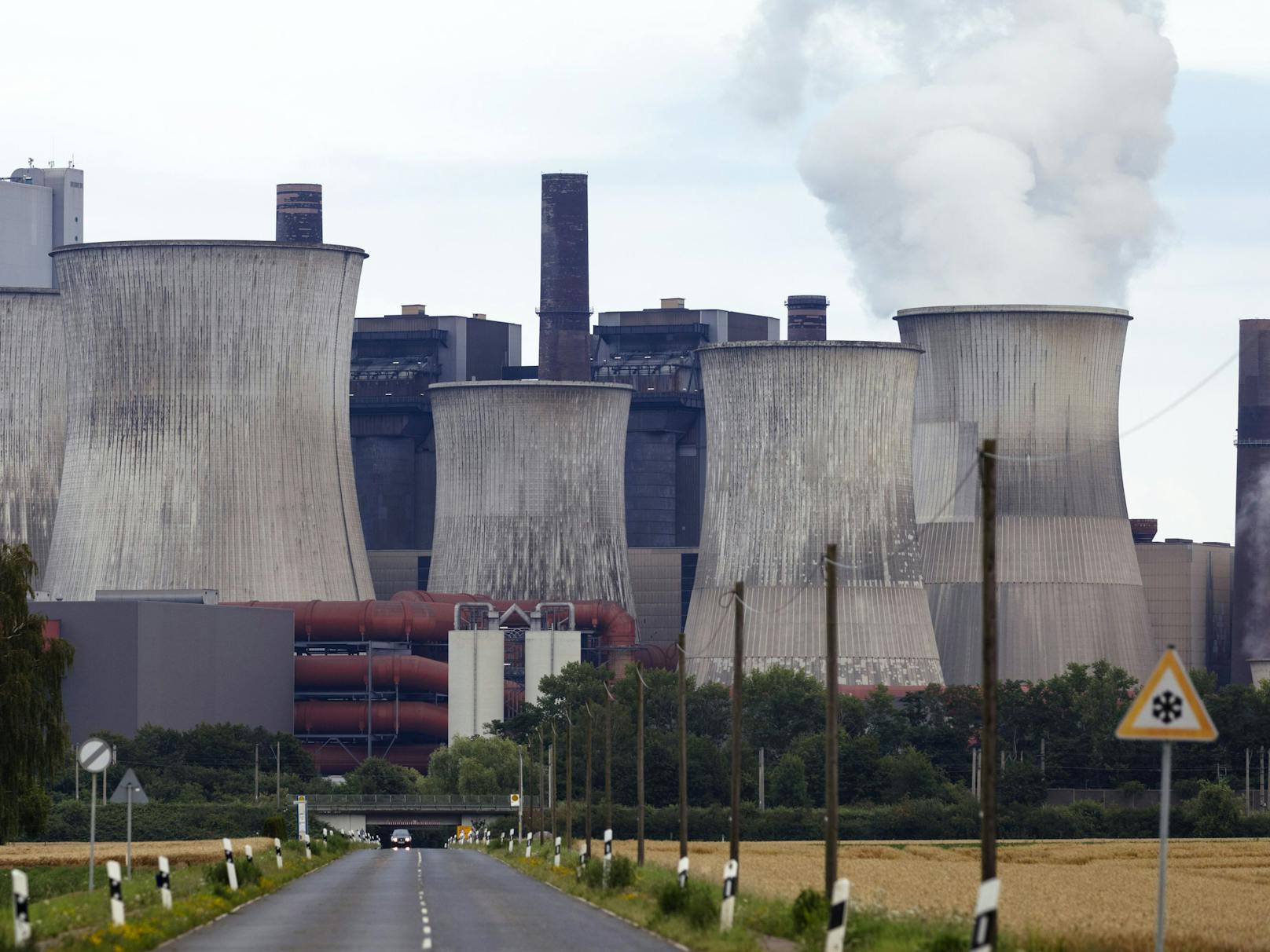 Braunkohle-Kraftwerke zur Stromerzeugung, wie hier in Niederaußem in Deutschland, stoßen enorme Mengen an CO2 aus.