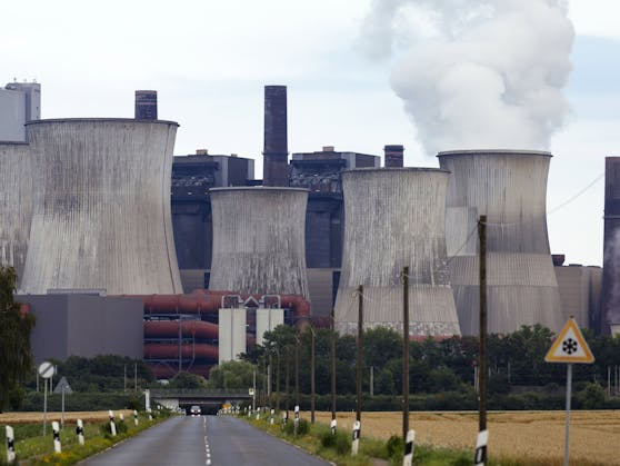 Braunkohle-Kraftwerke zur Stromerzeugung, wie hier in Niederaußem in Deutschland, stoßen enorme Mengen an CO2 aus.