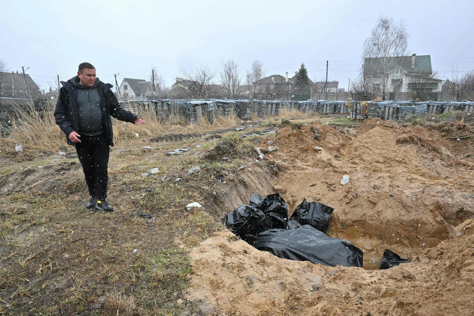 Bürgermeister Anatoly Fedoruk schilderte gegenüber AFP, dass mindestens 280 Personen in Massengräbern beerdigt wurden. 57 wurden in einer halboffenen Grube gefunden.