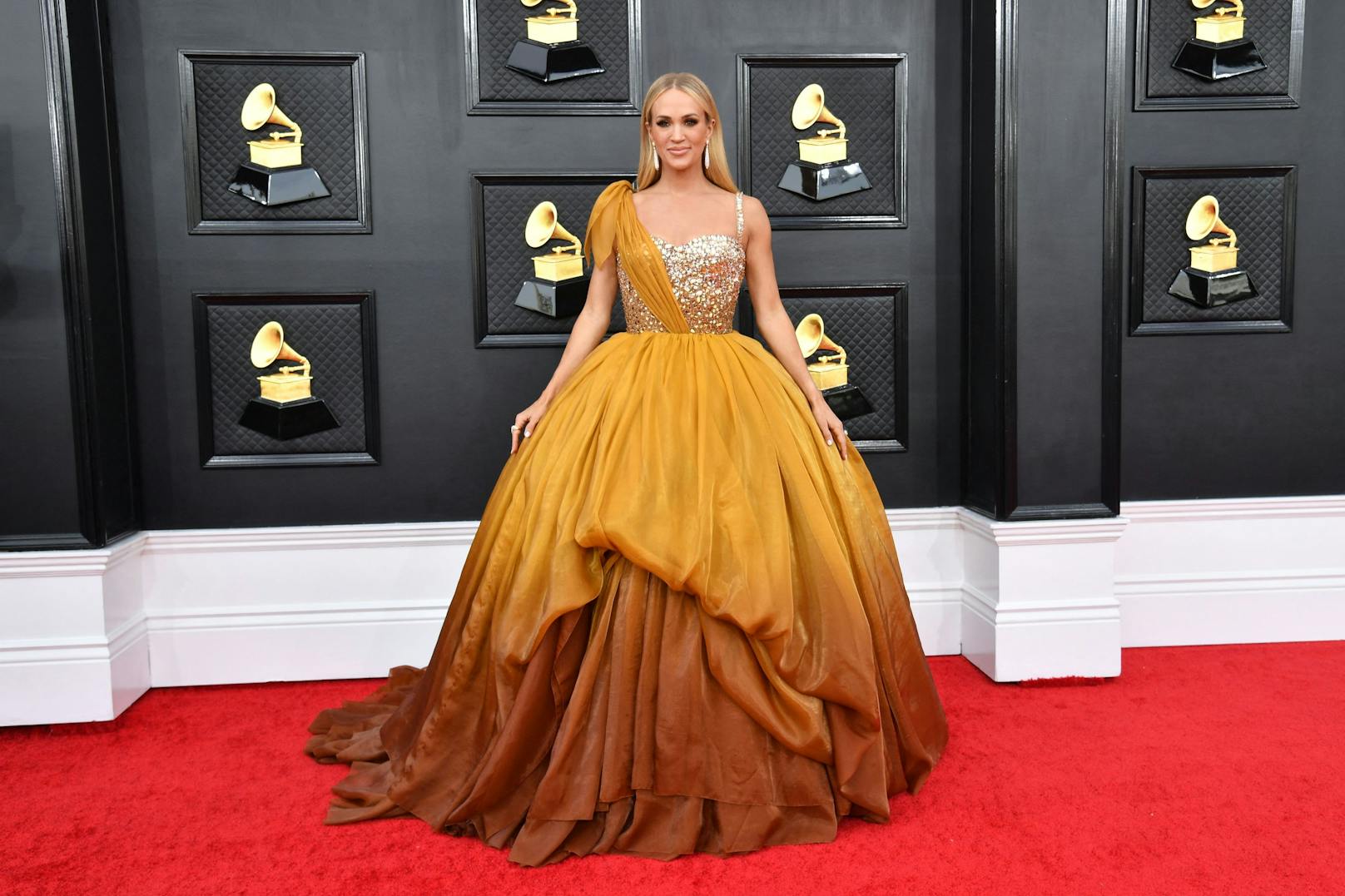 Superstar<strong> Carrie Underwood</strong> in der viel getwitterten Robe aus dem Hause <strong>Dolce &amp; Gabbana.</strong>