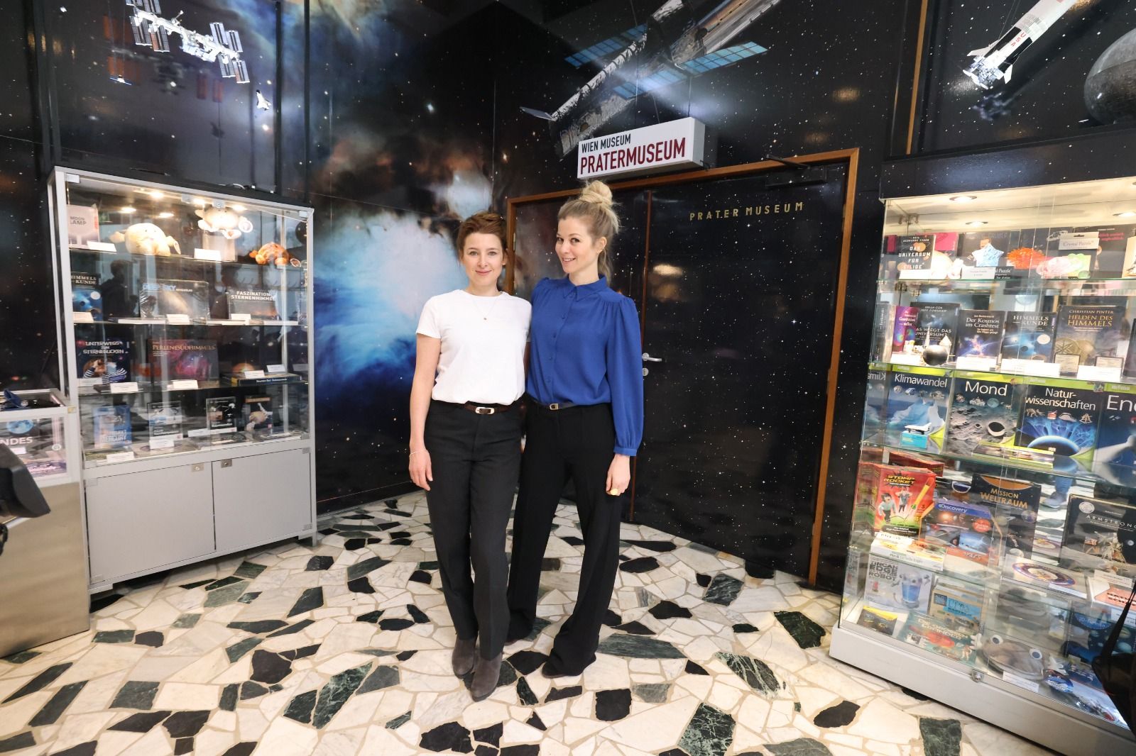 Martina Ebm und Hilde Dalik spielen zusammen in der neuen ORF-Serie "Alles finster"