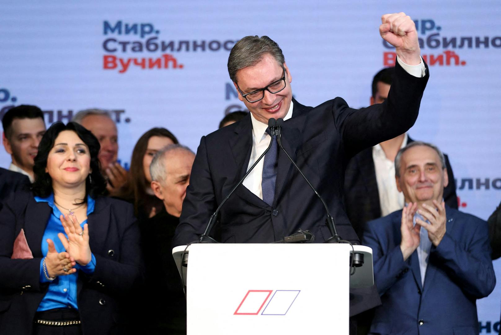 Serbiens amtierender Präsident Aleksandar Vučić erklärt sich zum Sieger der Wahl am 3. April 2022.     