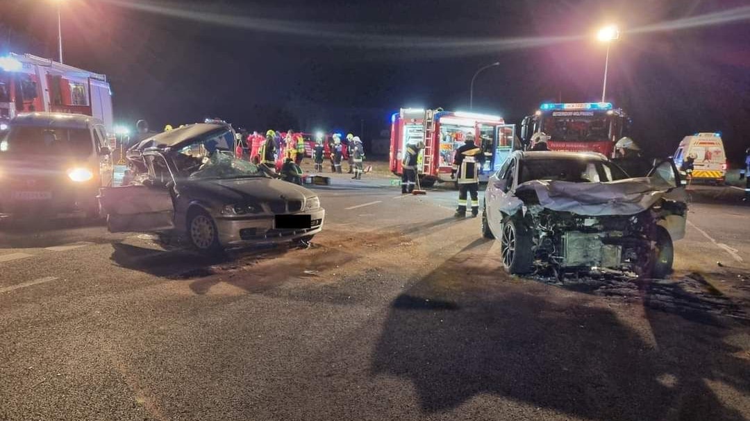 Schwerer Verkehrsunfall forderte zwei Todesopfer und sechs Verletzte