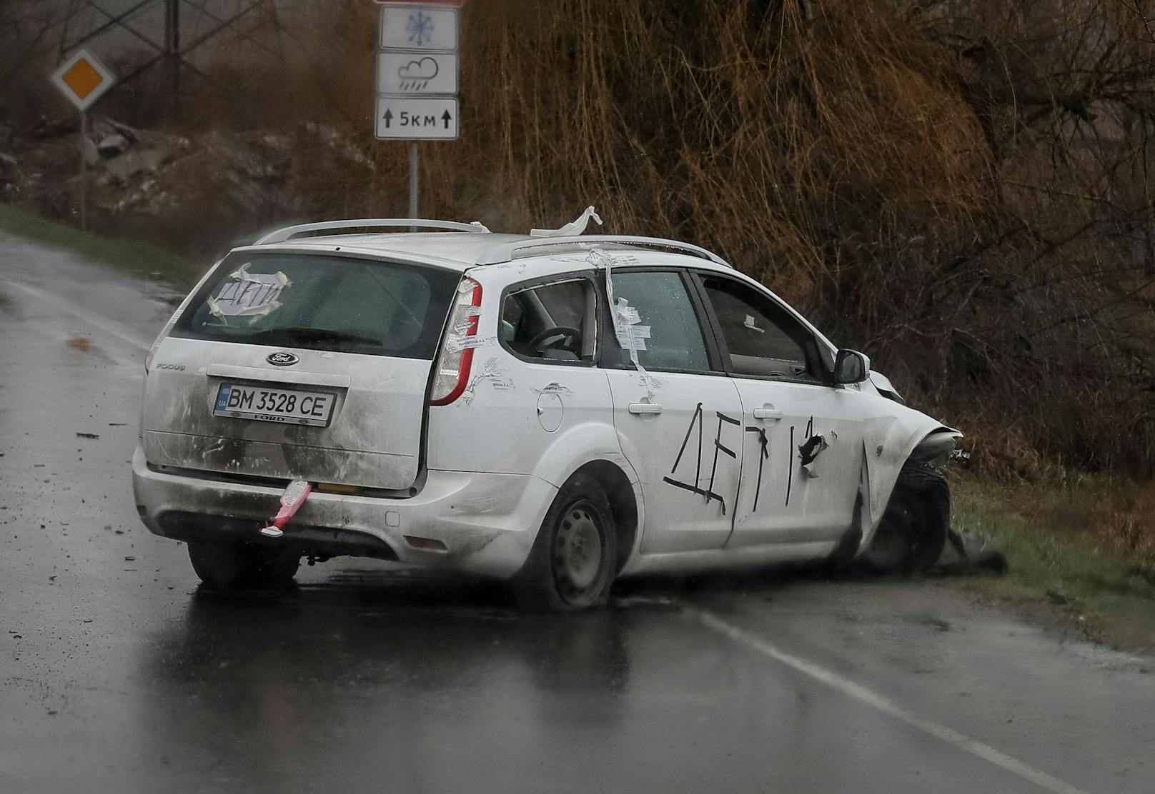 Ein völlig zerschossenes Auto mit der Aufrschrift "Kinder" in Butscha am 3. April 2022.