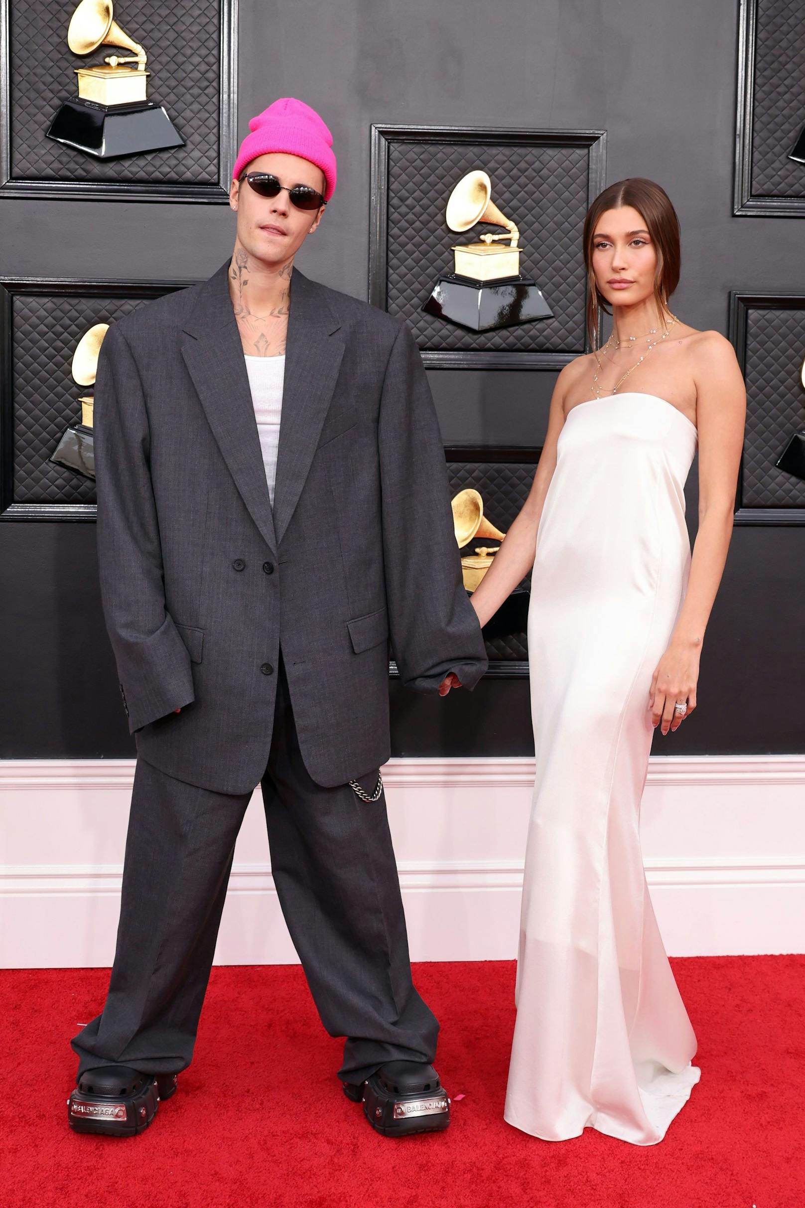 Model <strong>Hailey Biebe</strong>r zeigte sich neben ihrem Justin stilvoll in Weiß ohne Schnickschnack von<strong> Saint Laurent</strong>. Ihr Mann hingegen schien etwas zu klein für sein Outfit – doch das ist heutzutage Absicht.