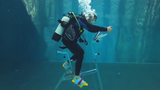 In einer Tauchschule in Wien-Liesing haben zehn Taucher und Taucherinnen einen neuen Weltrekord im Unterwasser-Radeln aufgestellt.