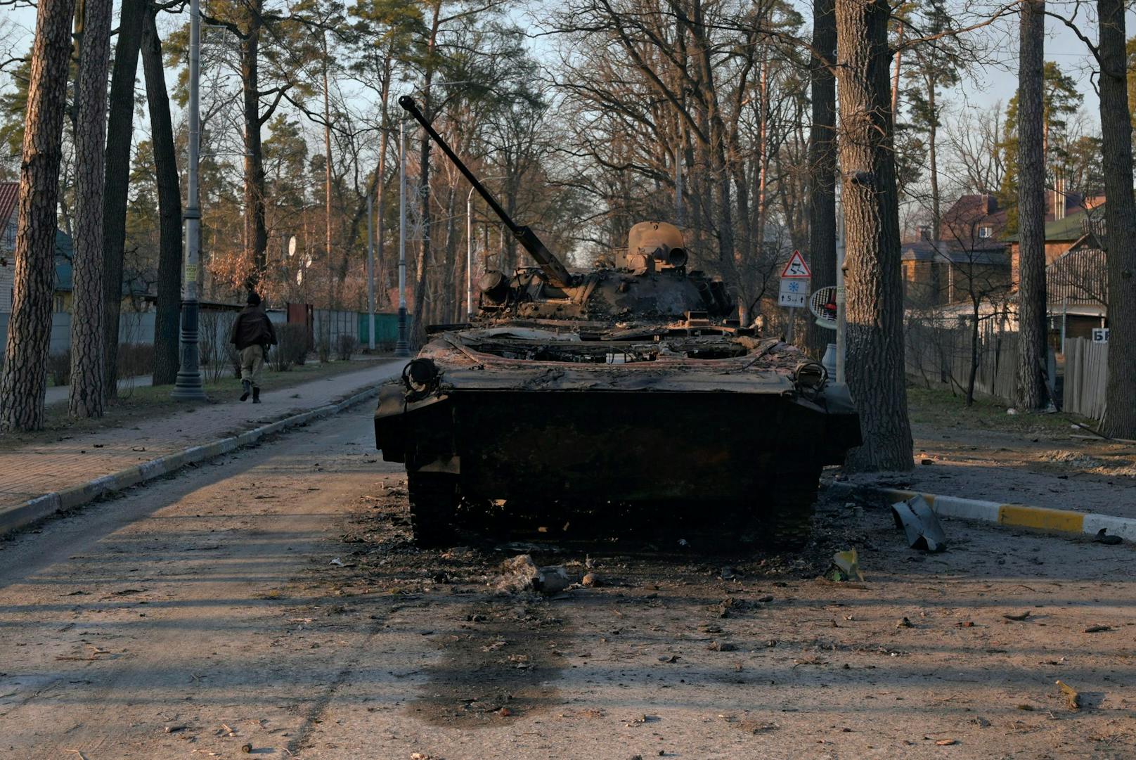 Zerstörtes Kriegsgerät und Trümmer in den Straßen von Bucha in den Anfangstagen der Invasion. Bild vom 28. Februar 2022.