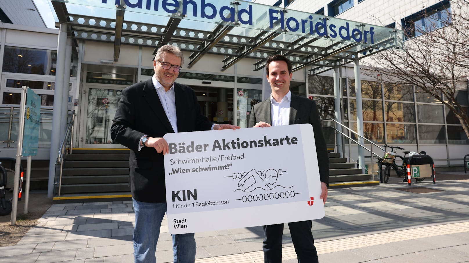 Gesundheitsstadtrat Peter Hacker (SPÖ) und Bildungsstadtrat Christoph Wiederkehr (Neos) präsentieren das Angebot "Wien schwimmt".