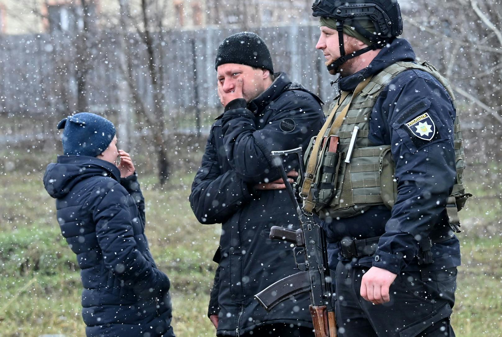 Die UN haben seit dem Einmarsch russischer Truppen den Tod von 1.417 Zivilisten in der Ukraine dokumentiert. Unter ihnen waren 121 Kinder und Jugendliche, wie das UN-Hochkommissariat für Menschenrechte in Genf mitteilte.